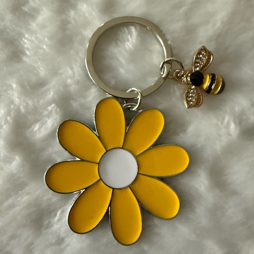 New enamel Daisy flower Bumblebee Bee keychain